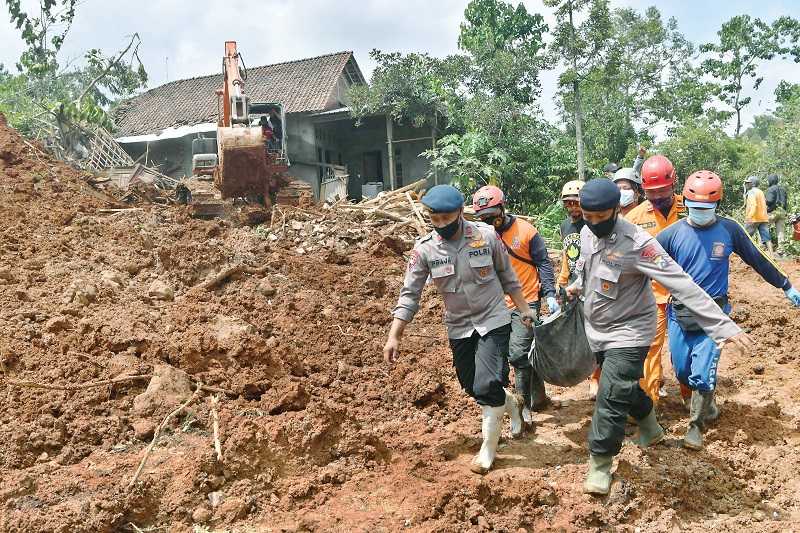 EVAKUASI KORBAN LONGSOR NGANJUK
